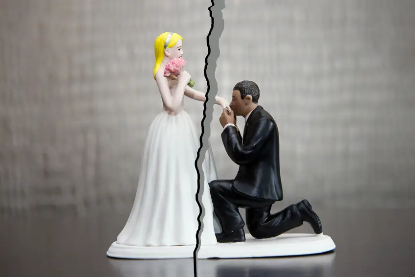 divorce marriage figurines