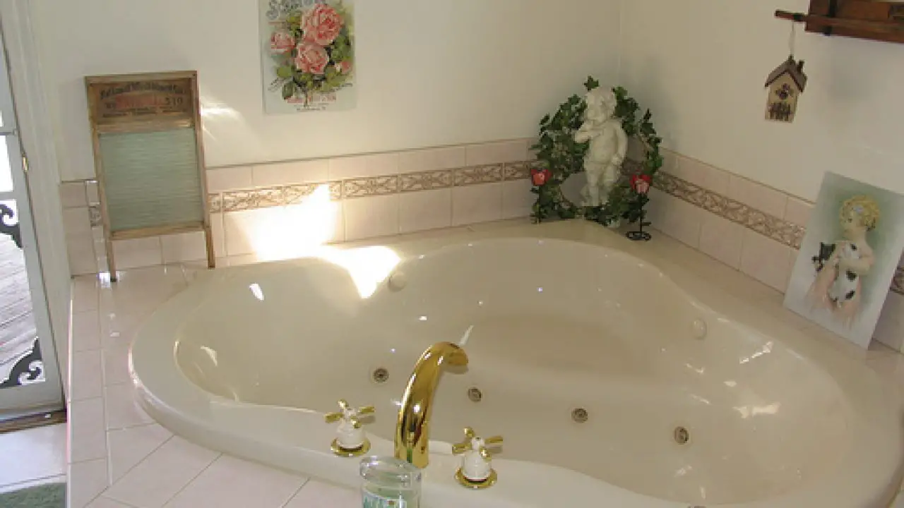 Romantic Hot Tub Suites Mn | jeanlouisebacarmari