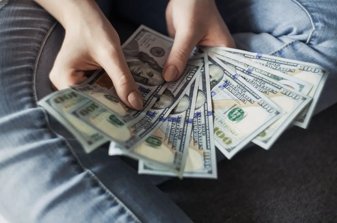 How to Maximize Savings Interest with Minimal Risk